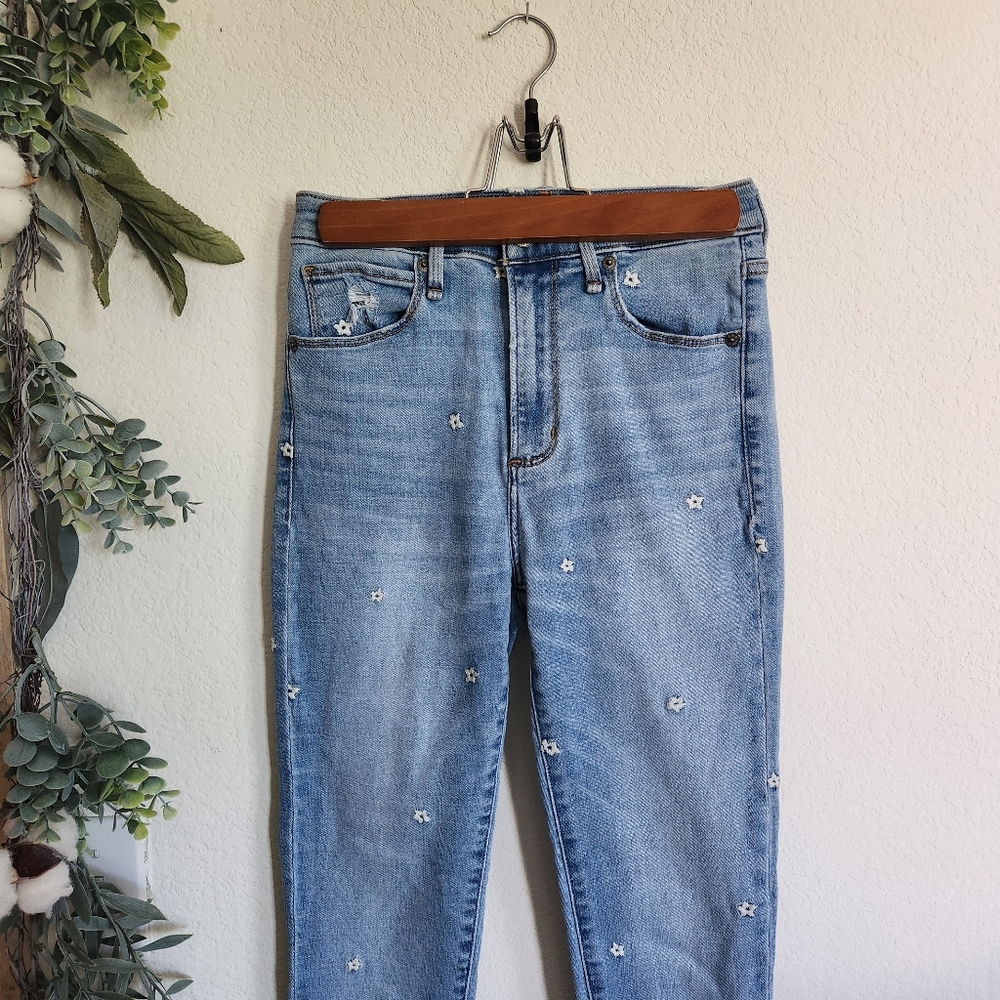 Abercrombie Flower Embroidery Straight leg light/medium wash jeans - Picture 2 of 7